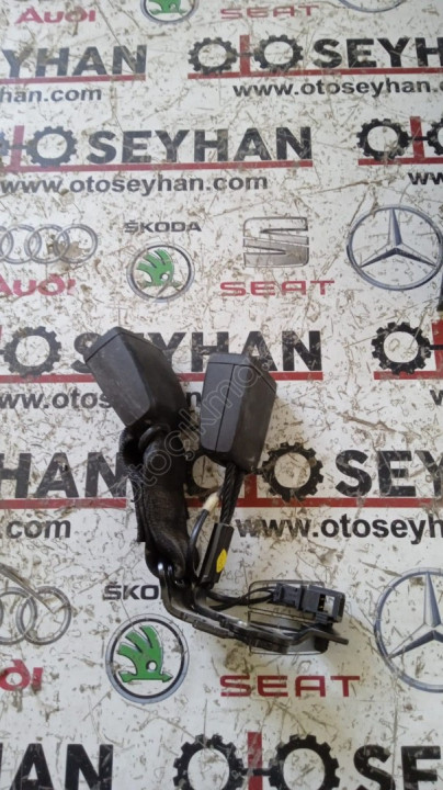 8Y0857739M Golf 8 2022 arka ikili emniyet kemeri tokası