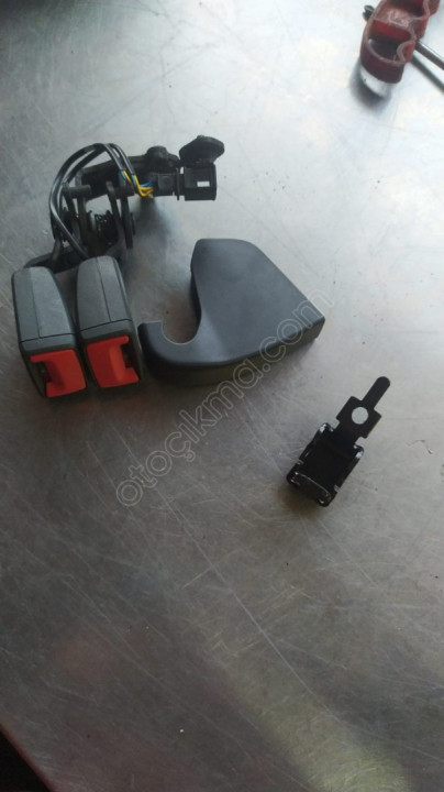 B8 emniyet kemeri tokası çıkma