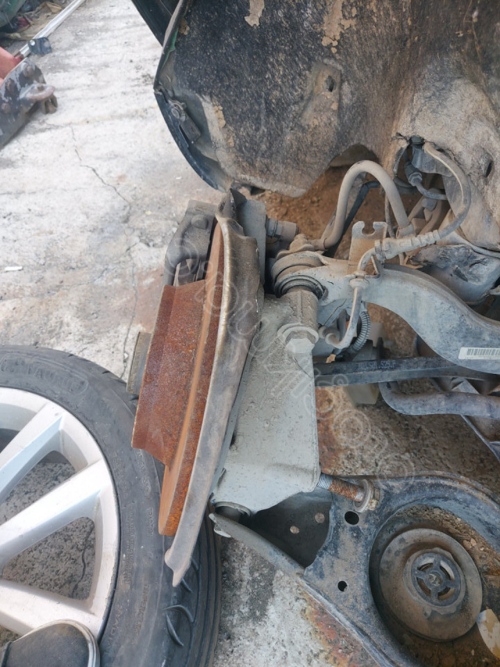 PASSAT B7 ÇIKMA ORJİNAL ARKA SOL TAŞIYICI