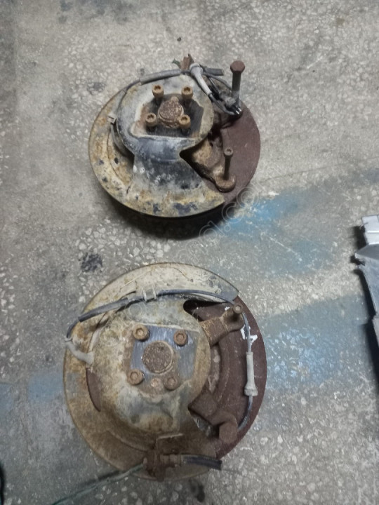 Laguna 1 sağ sol arka teker poryası taşıyıcı Volvo