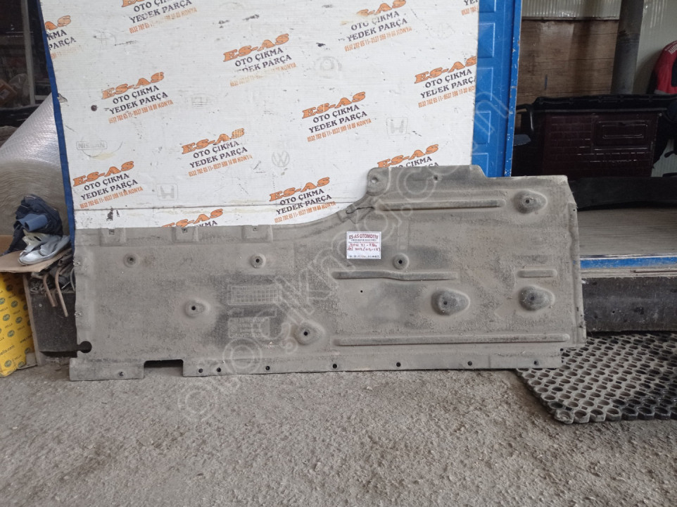 BMW X1 E84 Çıkma Sol Motor Alt Muhafaza 2012