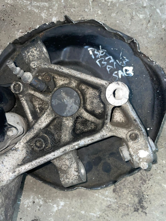 PASSAT CC SCİROCCO TİGUAN SAĞ  AKS ARKA TAŞIYICI 3C0505434K