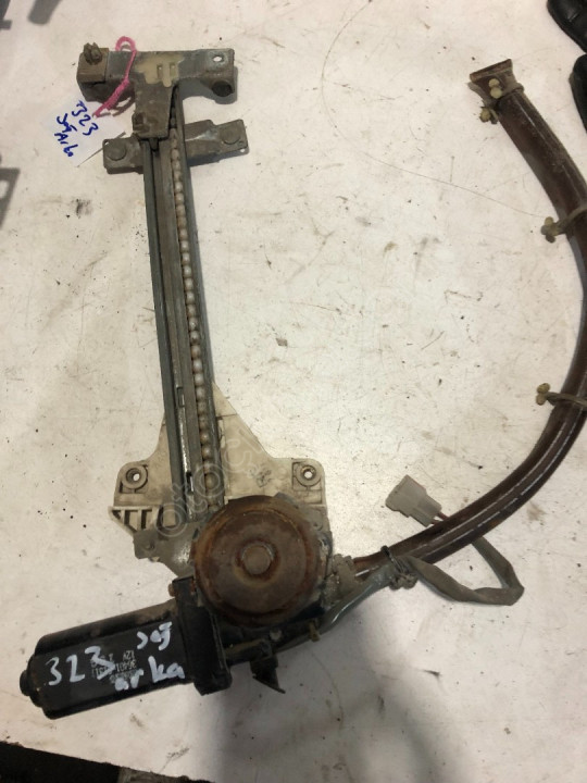 Mazda 323 Sağ Arka Kapı Cam Krikosu