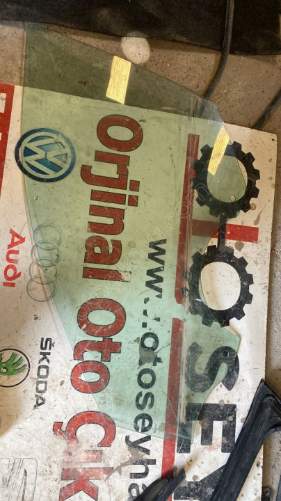 skoda rapid 2016 sol arka kapı cam