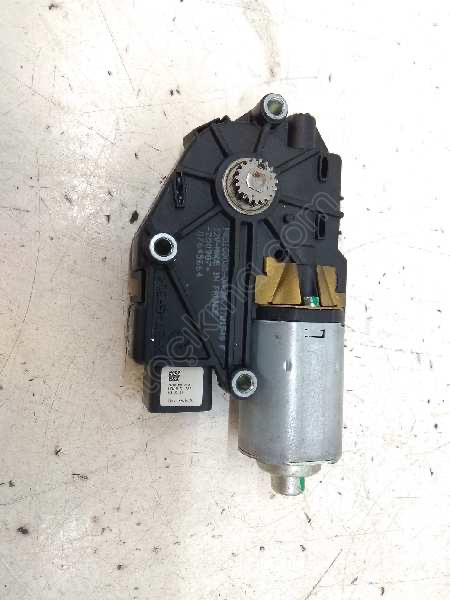 HYUNDAİ İ30 SOL ÖN KAPİ CAM MOTORU