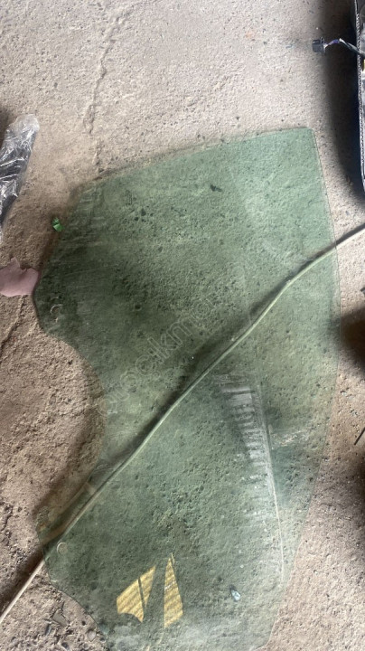 skoda rapid 2016 sağ ön kapı camı