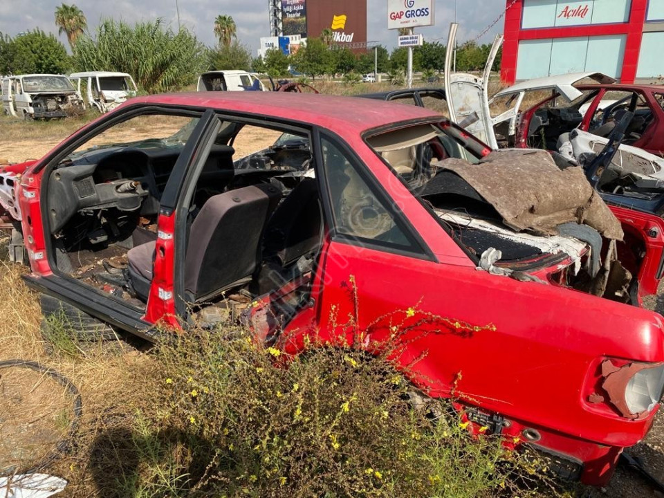 AUDİ 80 SOL ARKA KELEBEK CAMI ORJİNAL ÇIKMA 1994 MODEL