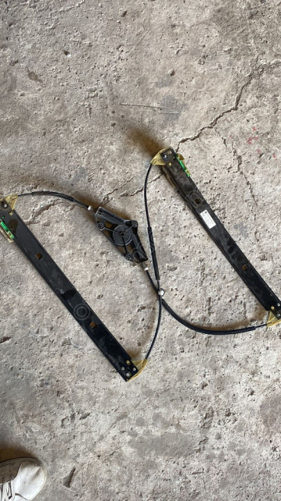 5E0837461B skoda octavia 2018 sol ön kapı cam krikosu