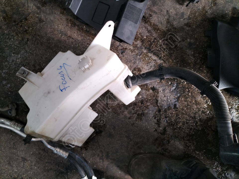 FORD FOCUS 4 CAM SU BİDONU