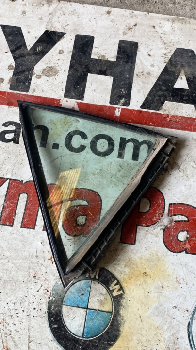 43R00097 toyota corolla 2018 sağ arka kapı kelebek camı