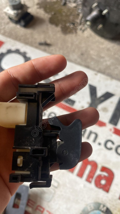 1928299 toyota corolla 2018 sağ arka cam açma düğmesi