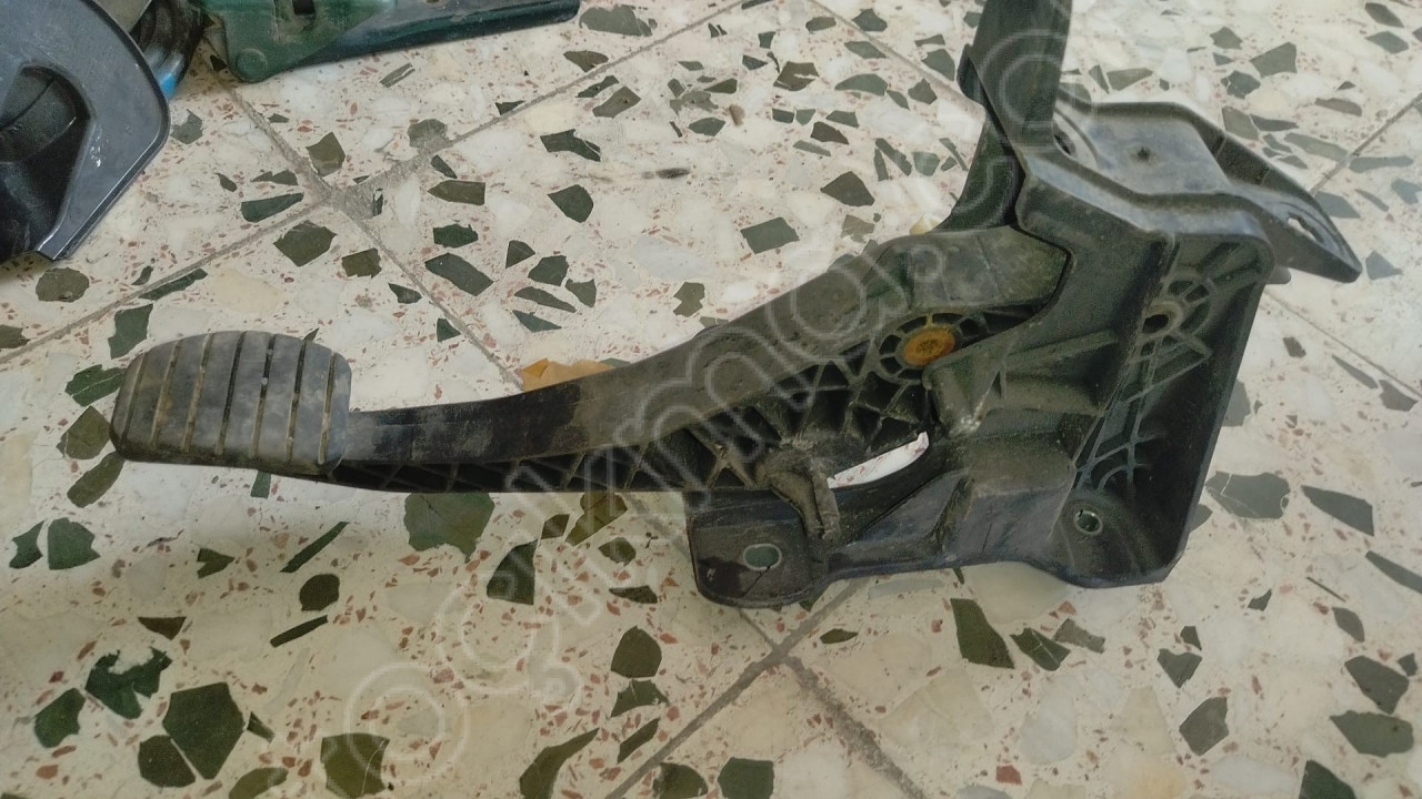 DACİA DUSTER DEBRİYAJ PEDALI