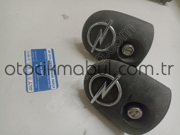 Opel Corsa B bagaj açma butonu ve armasi