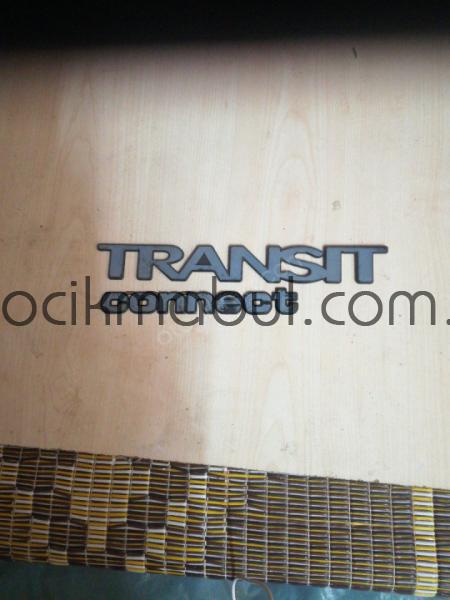 Ford transit connect marka yazısı.