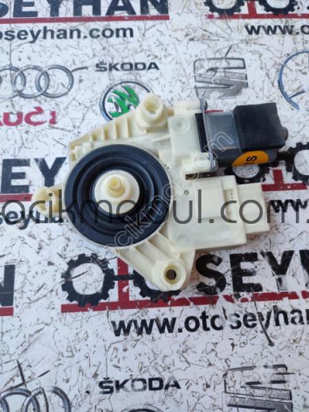 5Q4959811E Passat b8 sağ arka cam motoru