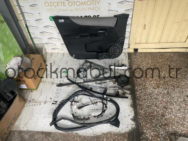 TOYOTA YARİS SOL ÖN KAPI CAM KRİKOSU 2012-2016 MODEL