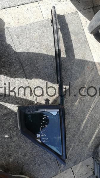 Nissan pikap 1996 model sağ ön kapı kelebek cam ve çerçeve.